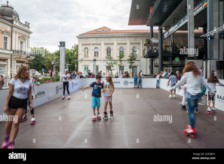 belgrade-serbie-24-juin-2018-patinoire-avec-des-jeunes-pratiquant-le-roller-en-plein-air-en-ete-a-belgrade-en-mouvement-avec-une-sp-2c5d8y1.jpg