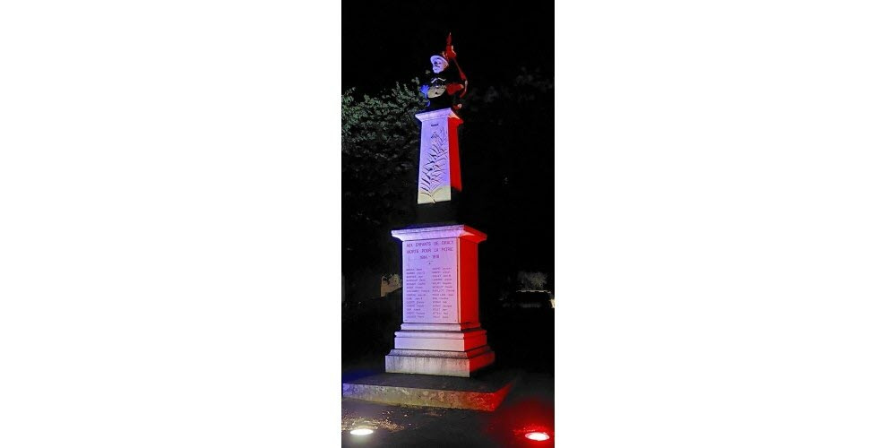 le-monument-aux-morts-revetu-d-un-eclairage-tricolore-photo-jsl-emmanuel-mere-1630347237.jpg